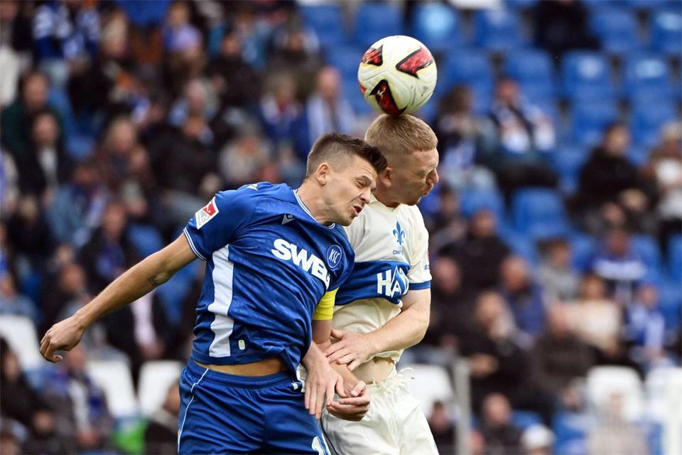 Alles Kopfsache: Karlsruhes Marvin Wanitzek (l) war der überragende Spieler gegen Darmstadt.Uli Deck/dpa