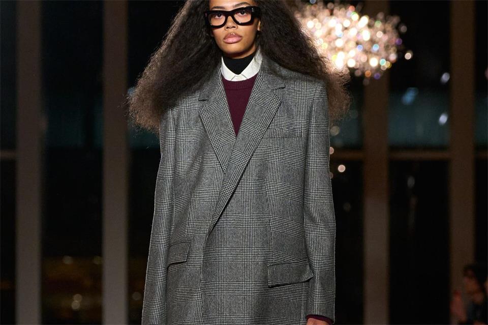 Alles andere als kleinkariert? Karo zu Karo ist derzeit jedenfalls eine angesagte Kombination. Hier ein Beispiel aus der Herbst-/Winterkollektion 2026/2027 von Michael Kors (Preis auf Anfrage).Isidore Montag/Michael Kors/dpa-tmn