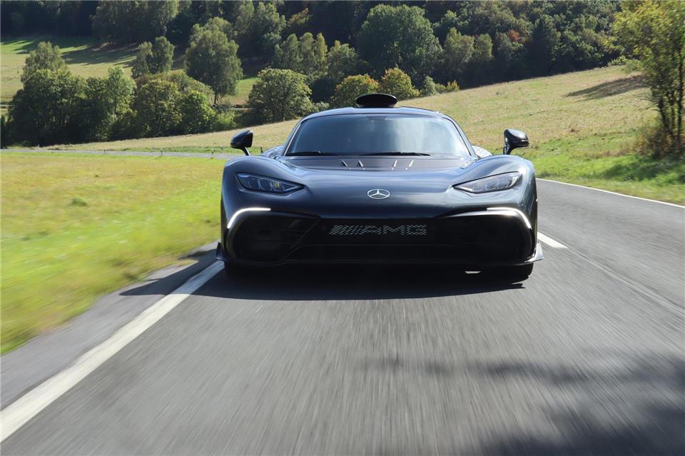 Alles auf Attacke? Nein, natürlich nicht auf der Landstraße und besser auch nicht im öffentlichen Straßenverkehr - aber die Fuhre ist gut für über 350 km/h Spitze.Thomas Geiger/dpa-tmn