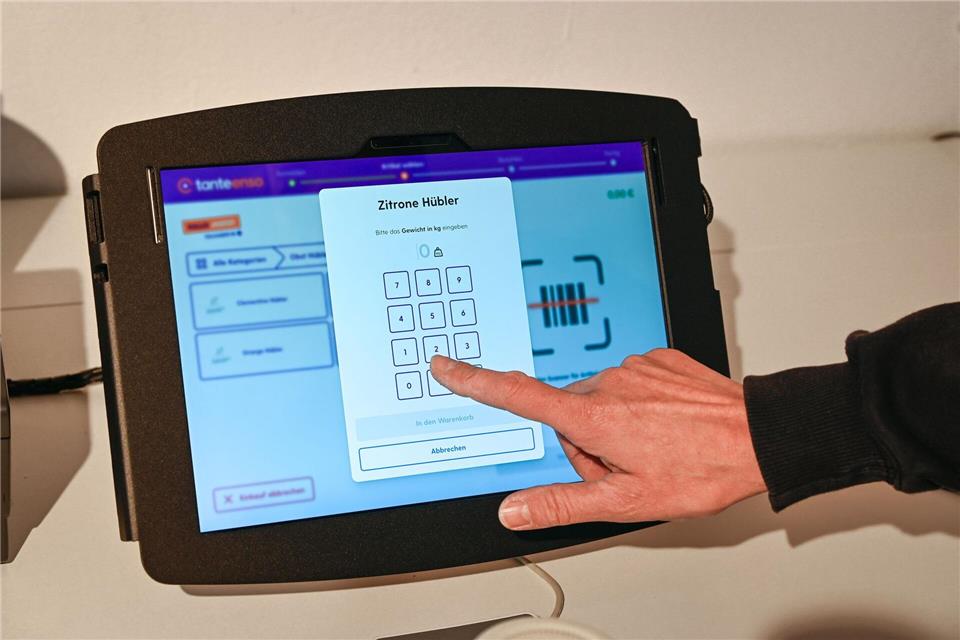 Alles automatisch: Geht das Personal nach Hause, haben Kunden in 24-Stunden-Läden meist per App oder Kundenkarte Zutritt. Bezahlt wird an der Selbstbedienungskasse. (Archivfoto)Heiko Rebsch/dpa