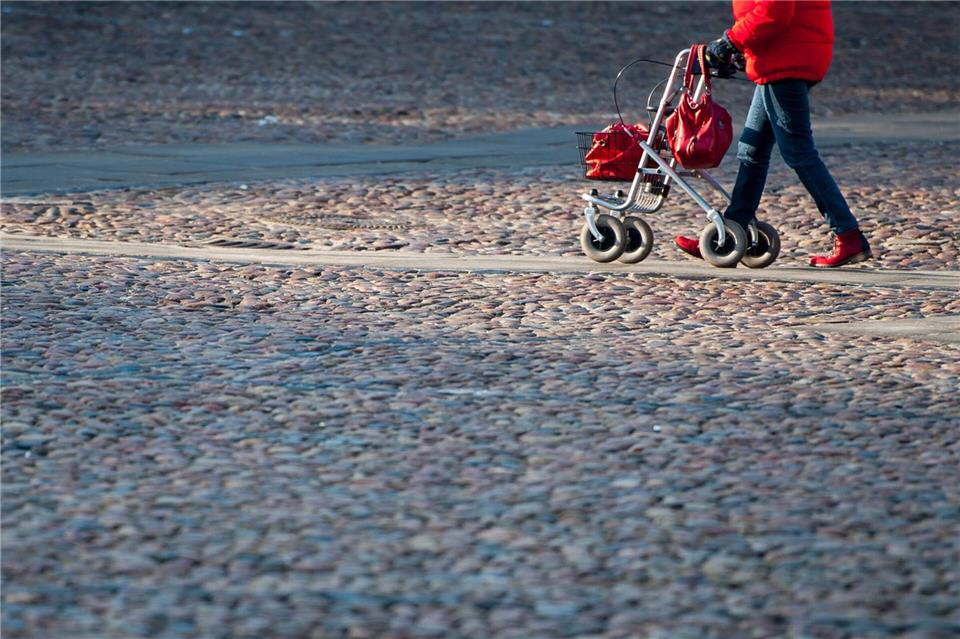 Alles eine Sache der Übung: An das Unterwegssein mit Rollator muss man sich erst einmal gewöhnen. picture alliance / Philipp Schulze/dpa