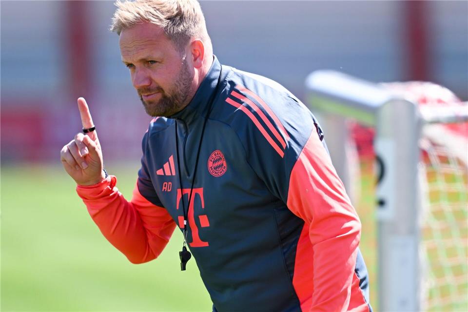 Alles hört auf sein Kommando: Aaron Danks beim Abschlusstraining in Aktion.Sven Hoppe/dpa