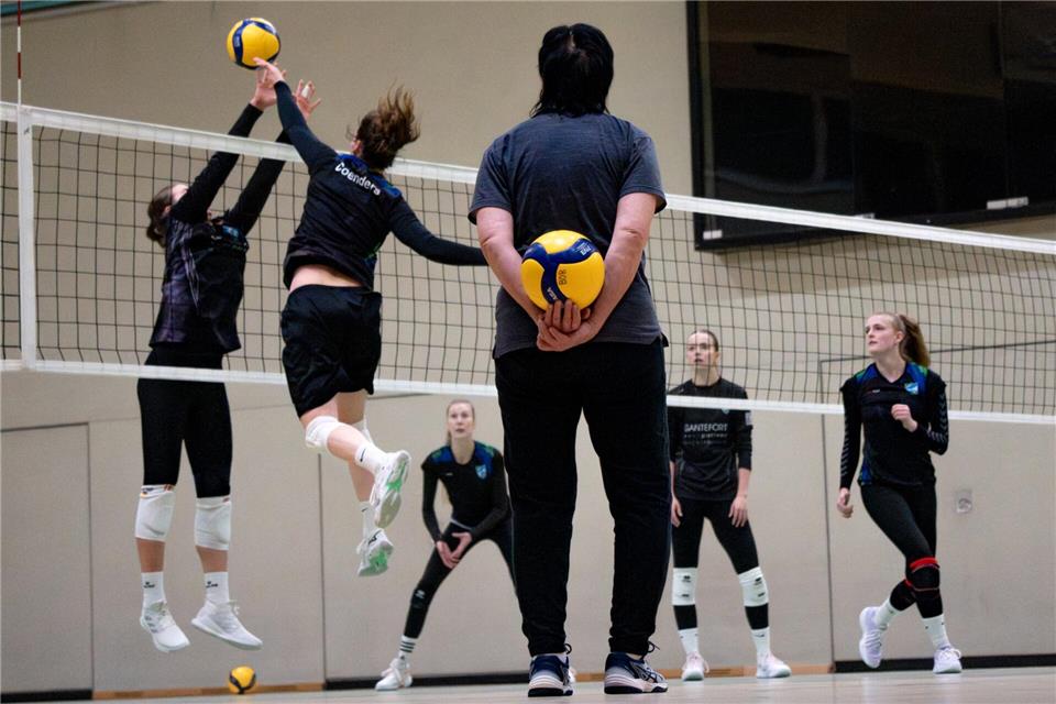 Alles im Blick: Danuta Brinkmann (Mitte) beobachtet das Trainingsspiel aufmerksam, kommentiert jeden Spielzug und hält das Spiel am Laufen, indem sie Bälle ins Feld platziert.