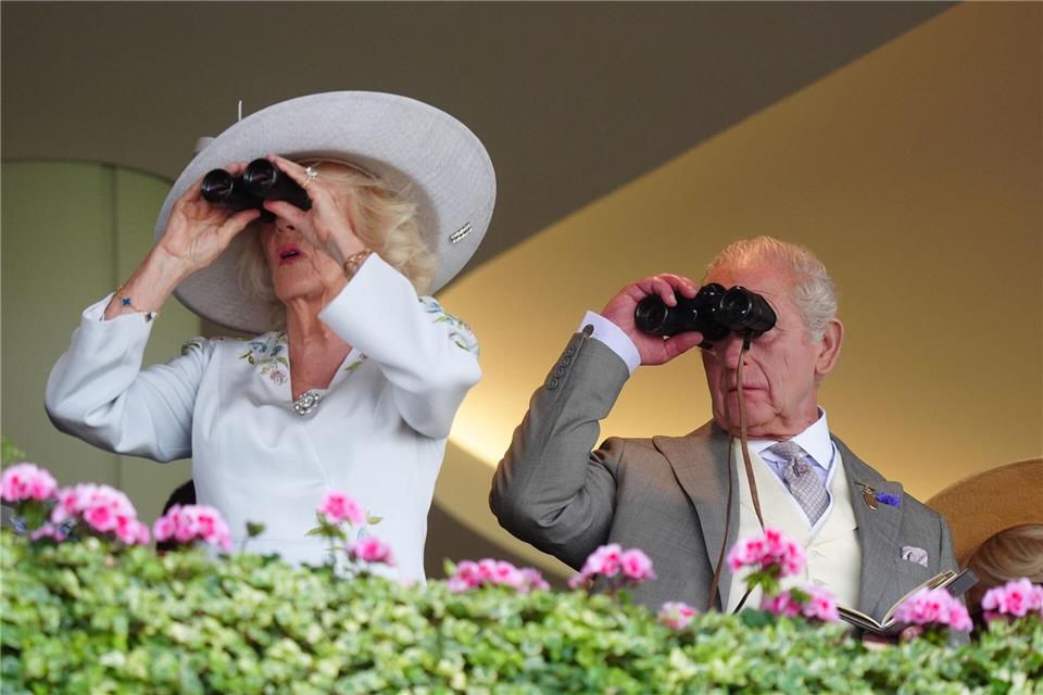Alles im Blick: Königin Camilla und König Charles III. verfolgen die Rennen auf der Royal Ascot auf der Pferderennbahn.David Davies/PA Wire/dpa