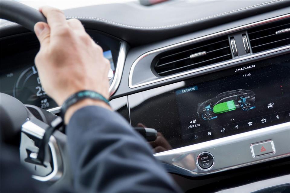 Alles im Blick: Wie eine Tankanzeige im „normalen“ Auto - mit der Ladestandsanzeige bleiben E-Autofahrer über die noch vorhandene Energie im Bilde. picture alliance/dpa/dpa-tmn