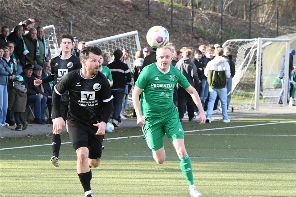 Alles im Griff: Rekens Spielertrainer Kudret Kanoglu (hier gegen den Raesfelder Simon Sondermann) landete gestern mit seinen Jungs einen verdienten 4:2-Derbysieg.