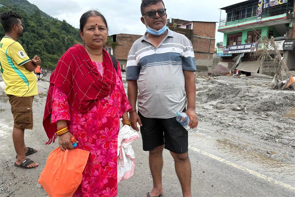 „Alles ist von Schlamm begraben“, sagt die 50-jährige Bhagawati Khatiwada, die früher ein Schreibwarengeschäft im Ort betrieb.Dirk Godder/dpa