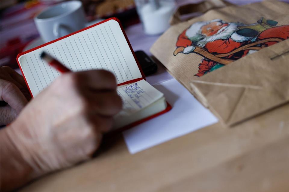 Alles mitnotieren: Das Weihnachtsmann-Seminar dauert mehrere Stunden.Thomas Banneyer/dpa