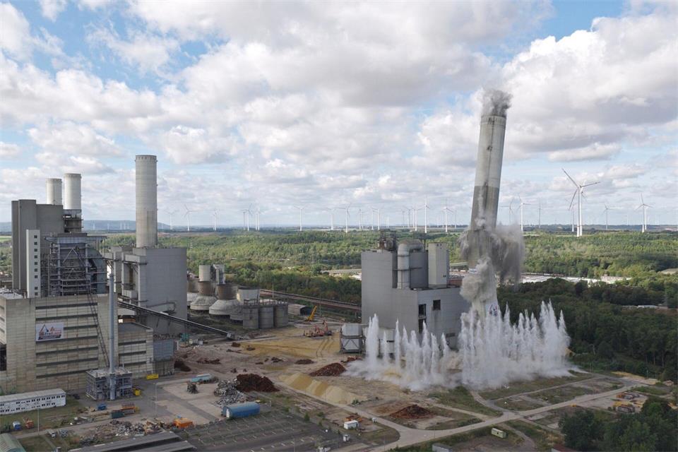 Alles nach Plan: In Grevenbroich wurde ein 200 Meter hoher Kraftwerks-Schornstein gesprengt.RWE/dpa