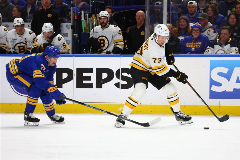 Alles offen zwischen den Boston Bruins und den Buffalo Sabres.Jeffrey T. Barnes/AP/dpa