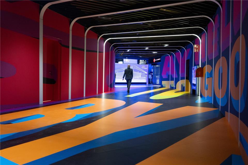 Alles so bunt hier: Blick in einen Gang im neuen Terminal 3 des Flughafens Frankfurt.Boris Roessler/dpa