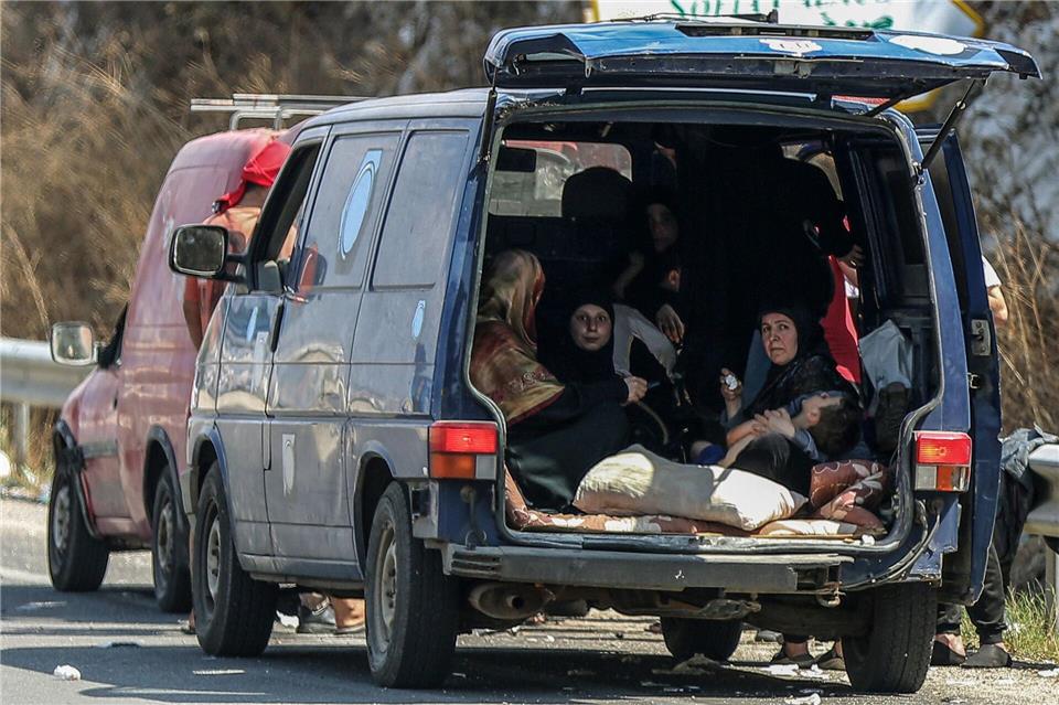 Alles was fährt und möglichst viel mitnehmen kann, bewegt sich zurzeit im Libanon weg aus dem Süden, wo die Bomben und Raketen einschlagen.Marwan Naamani/dpa