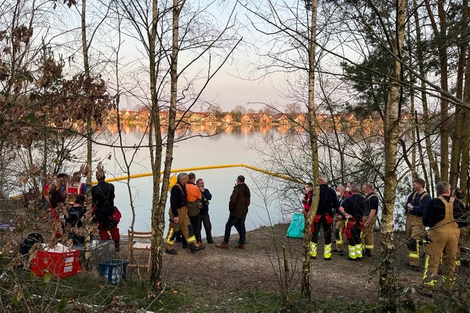 Allgemeine Ratlosigkeit bei den Rettern am Ufer.