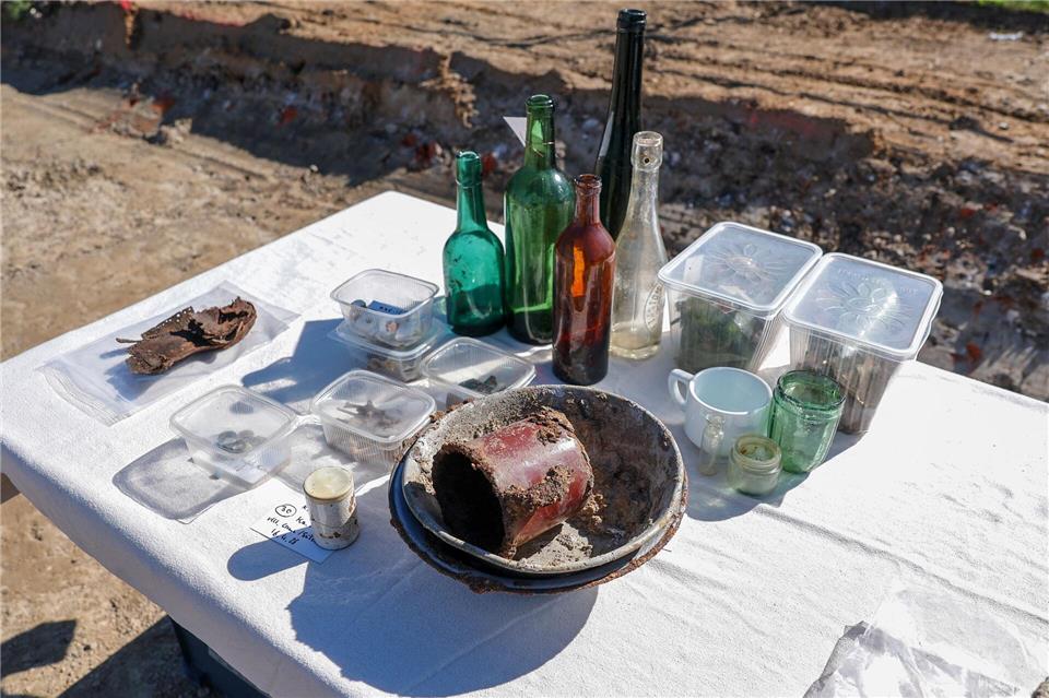 Alltagsgegenstände wurden im Zwangsarbeiterlager entdeckt.Jan Woitas/dpa