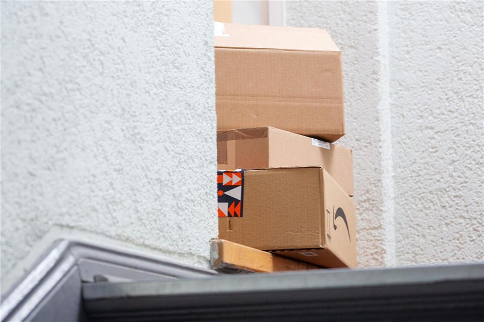 Alltagsszene in einem deutschen Treppenhaus: Unter den gelieferten Paketen ist auch eins von Amazon mit dabei. (Archivbild)Fernando Gutierrez-Juarez/dpa