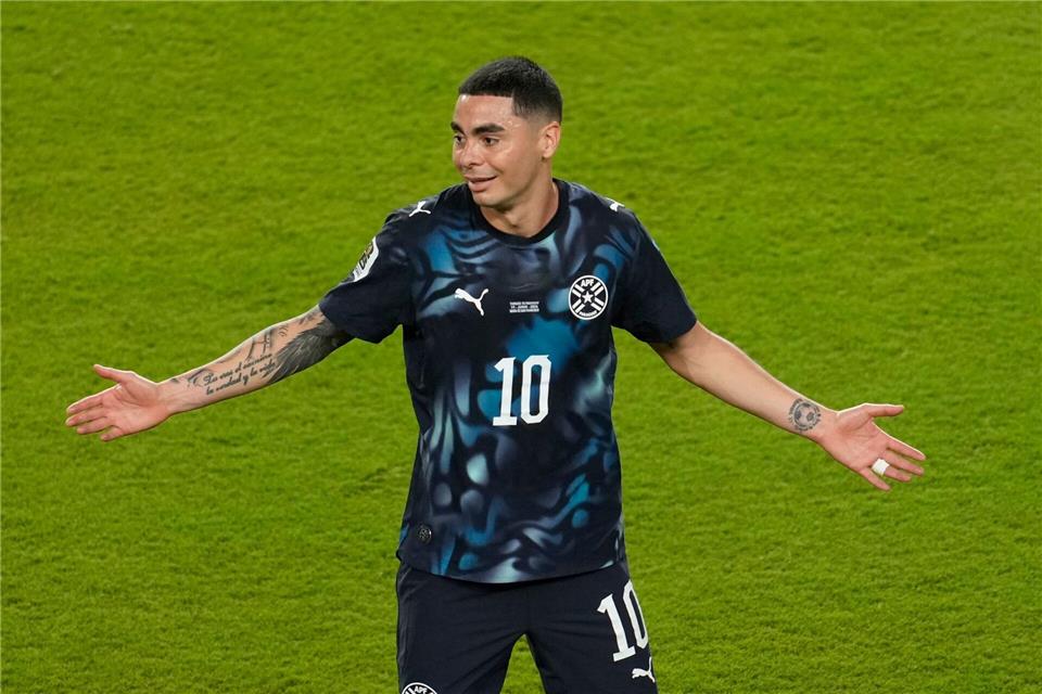 Almirón flog mit der Roten Karte vom Platz, sein Team brachte den Sieg aber ins Ziel.Jeff Chiu/AP/dpa