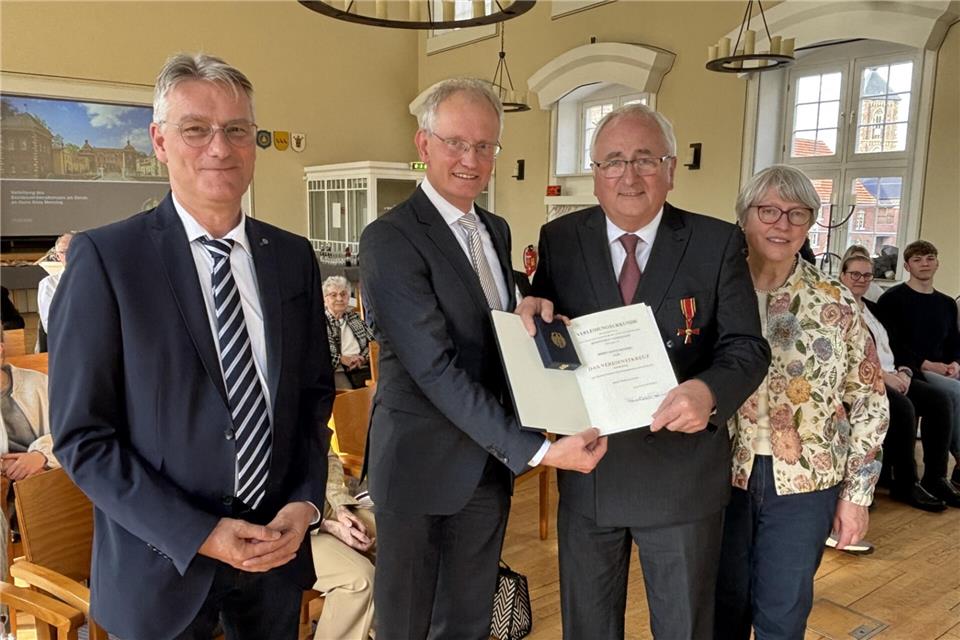 Alois Mensing hat das Verdienstkreuz am Bande des Verdienstordens der Bundesrepublik Deutschland erhalten. An seiner Seite seine Ehefrau Clementine Mensing. Kreisdirektor Dr. Ansgar Hörster (2.v.l.) übereichte die Auszeichnung. Auch Bürgermeister Markus Hund (l.) ehrte Mensing.