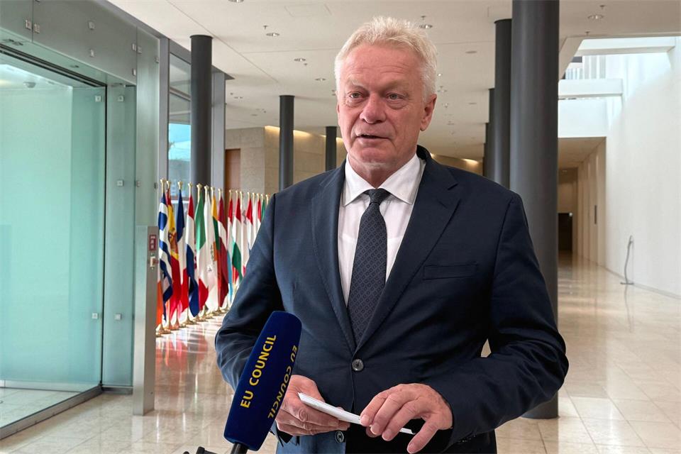 Alois Rainer verhandelt mit seinen Kolleginnen und Kollegen in Luxemburg über die Fischfangmengen 2027. Ann-Kristin Wenzel/dpa