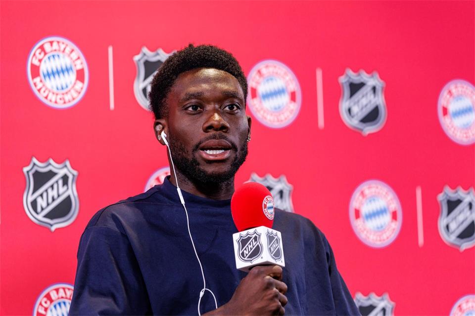Alphonso Davies äußert sich bei einem Termin auf dem Gelände des FC Bayern auch zu Fußball-Kumpel Jamal Musiala. Matthias Balk/dpa