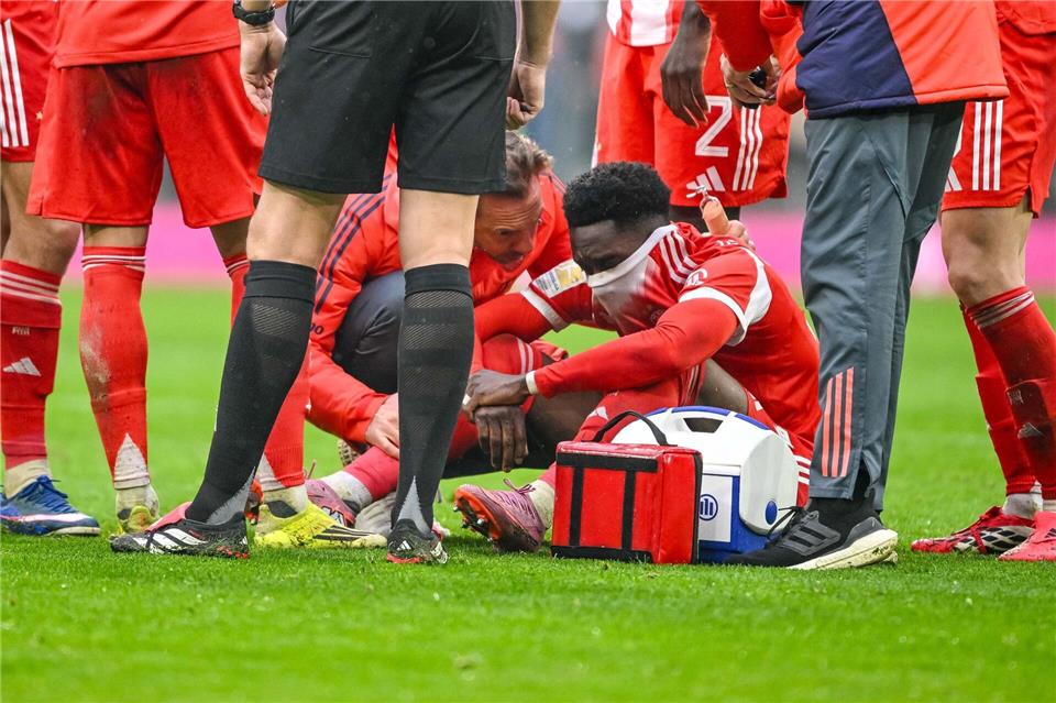 Alphonso Davies musste verletzt ausgewechselt werden.Harry Langer/dpa