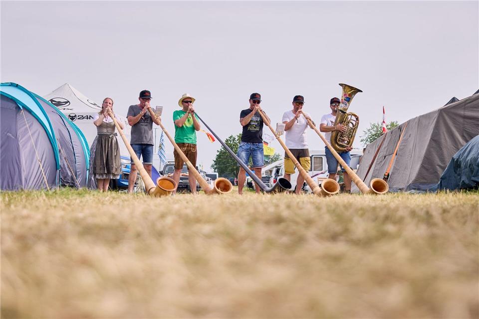 Alphorn-Aufgebot auf dem Campingplatz beim Festival „Woodstock der Blasmusik“.Klaus Mittermayr/Woodstock der Blasmusik/dpa-tmn