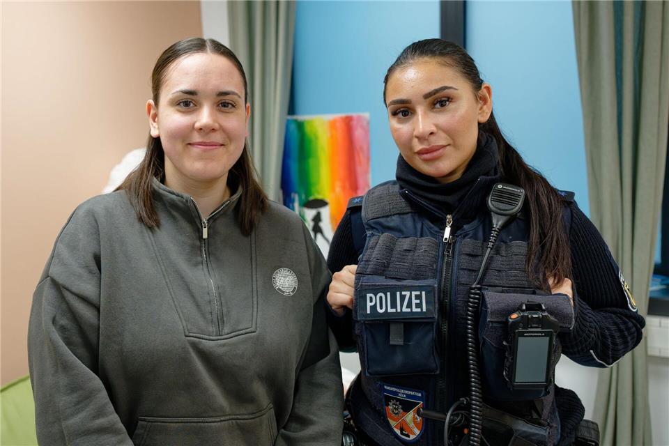 Als Ansprechpartnerinnen für die Betroffenen stehen in den Gewaltschutz-Anlaufstellen Polizistinnen - ausschließlich Frauen - bereit, die für diese Aufgabe besonders fortgebildet wurden - in Köln etwa Polizeimeisterin Maja Schomers (l) und Polizeimeisterin Hicran Aktas (r).Henning Kaiser/dpa