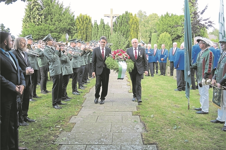 Als Auftakt des Schützenfestes wurde am Samstagabend am Ehrenmal auf dem Friedhof ein Kranz niedergelegt.