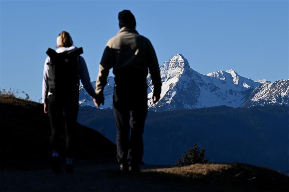 Als Ausgleich vom Alltag suchen viele die Ruhe der Berge - wer sich den Risiken bewusst ist und mit Bedacht plant, ist dabei auch sicher unterwegs.picture alliance/dpa