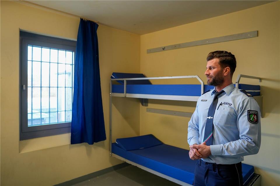 Als Beamter im Justizvollzug betreut, beaufsichtigt und versorgt Marcel El-Damen inhaftierte Männer in der JVA Düsseldorf.Kirsten Neumann/dpa-tmn