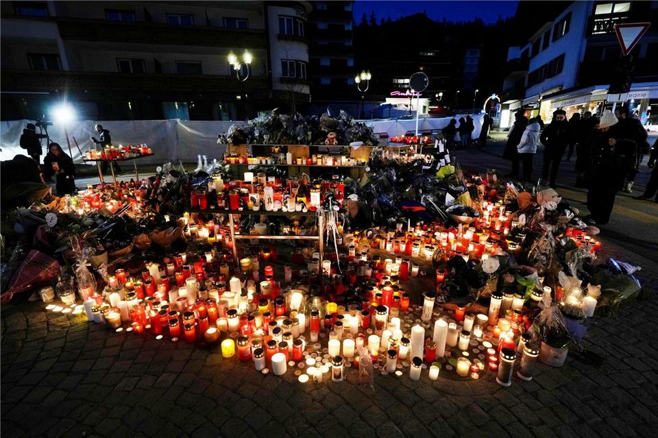 Als Brandursache in Crans-Montana wird Pyrotechnik in der Bar vermutet. (Archivbild)Antonio Calanni/AP/dpa