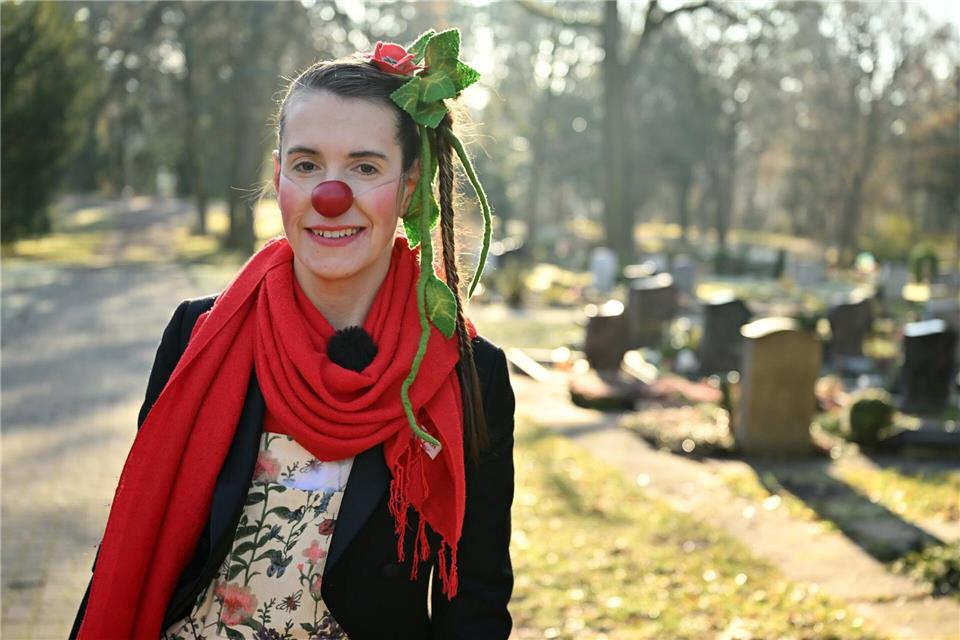 Als Clown Finovo ist Katrin Lehmann-Buss regelmäßig auf dem Erfurter Friedhof unterwegs und möchte so helfen, mit Trauer umzugehen.Martin Schutt/dpa