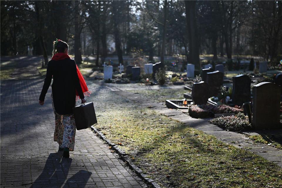 Als Clown Finovo läuft Lehmann-Buss über den Friedhof und sucht vorsichtig Kontakt zu Besuchern – von Beerdigungen hält sie respektvoll Abstand.Martin Schutt/dpa