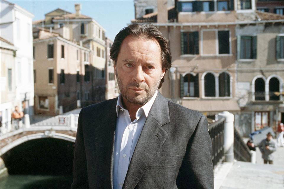 Als Commissario Brunetti löste Kockisch Kriminalfälle in der malerischen Kulisse von Venedig.Martin Menke/rbb/ARD Degeto/dpa