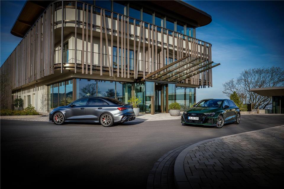 Als Competition Limited bringt Audi eine Sonderedition von 750 Exemplaren der RS3 Limousine (l) und des RS3 Sportback auf den Markt.Audi AG/dpa-tmn