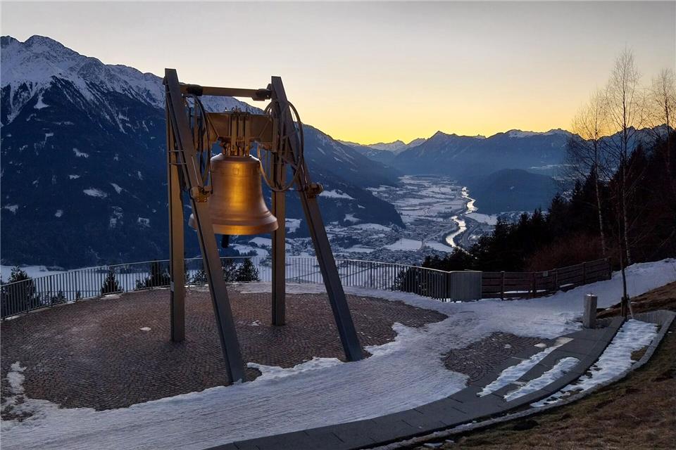 Als Denkmal errichtet: die Friedensglocke im Dorf Mösern.Deike Uhtenwoldt/dpa-tmn