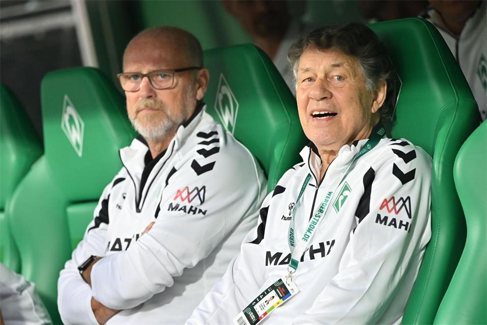 Als Duo auf der Trainerbank: Thomas Schaaf (l) und Otto Rehhagel.Sina Schuldt/dpa
