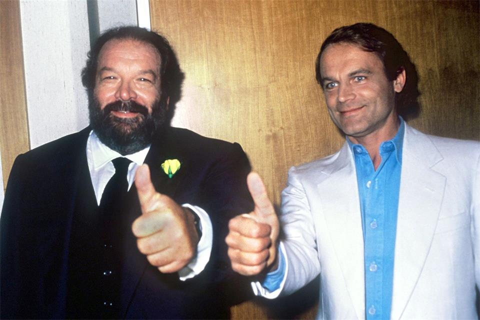 Als Duo wurden sie besonders bekannt: Bud Spencer (l, 1929 - 2016) und Terrence Hill spielten in etlichen Filmproduktionen Seite an Seite. (Archivbild)Istvan Bajzat/dpa