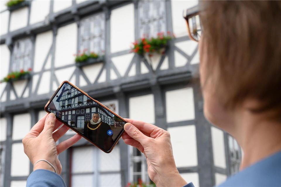 Als Ergänzung zu den VR-Brillen gibt es in Uslar eine Smartphone-App. Swen Pförtner/dpa