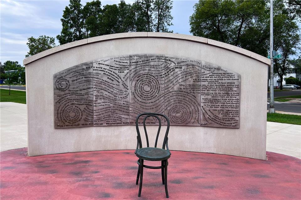 Als Erinnerung an Robert Allen Zimmermans Schulabschluss 1959: Denkmal an der High School in Hibbing.Verena Wolff/dpa-tmn