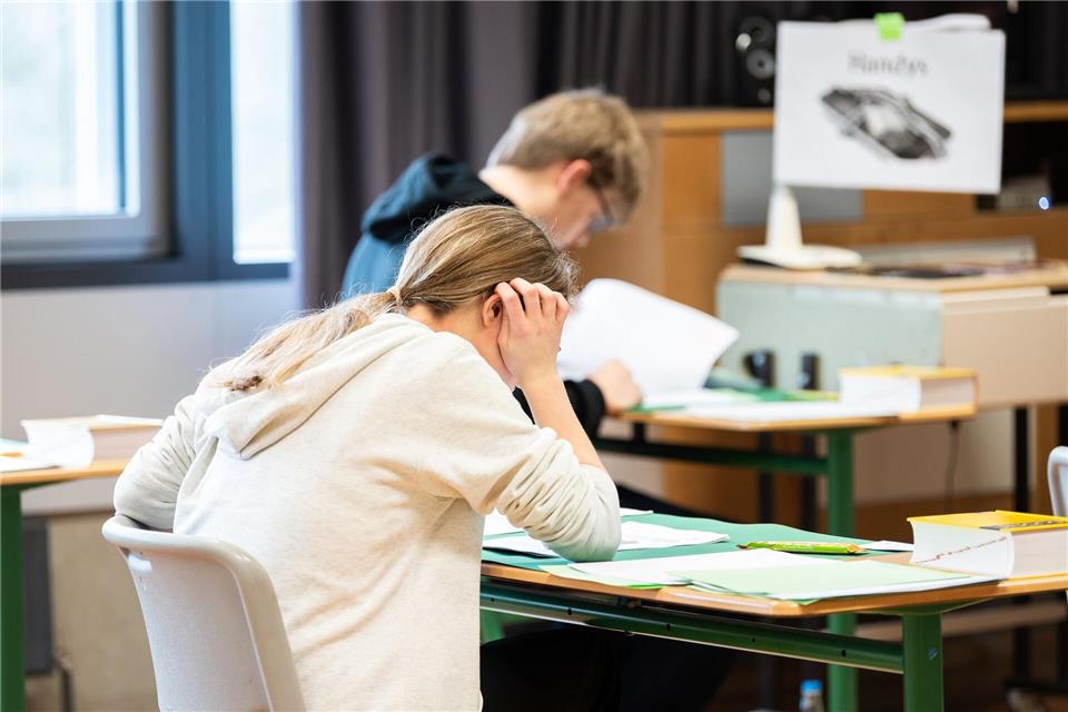 Als Erstes werden die Schülerinnen und Schüler der 10. Klasse in Deutsch geprüft. (Symbolbild)Silas Stein/dpa