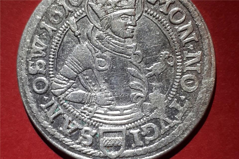 Seltene Silbermünzen in Brandenburg an der Havel gefunden Als Erstes wurde eine Silbermünze aus der Schweiz gefunden, die aus dem Jahr 1610 stammt. (Handout)Stefan Dalitz/Stadt Brandenburg/dpa