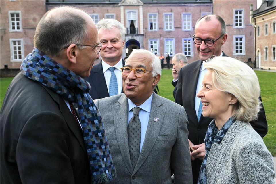 Als Experte geladen: Der ehemalige italienische Ministerpräsident Enrico Letta (l) hat 2024 einen Bericht zur Zukunft des europäischen Binnenmarkts erarbeitet.Nicolas Tucat/Pool AFP/AP/dpa