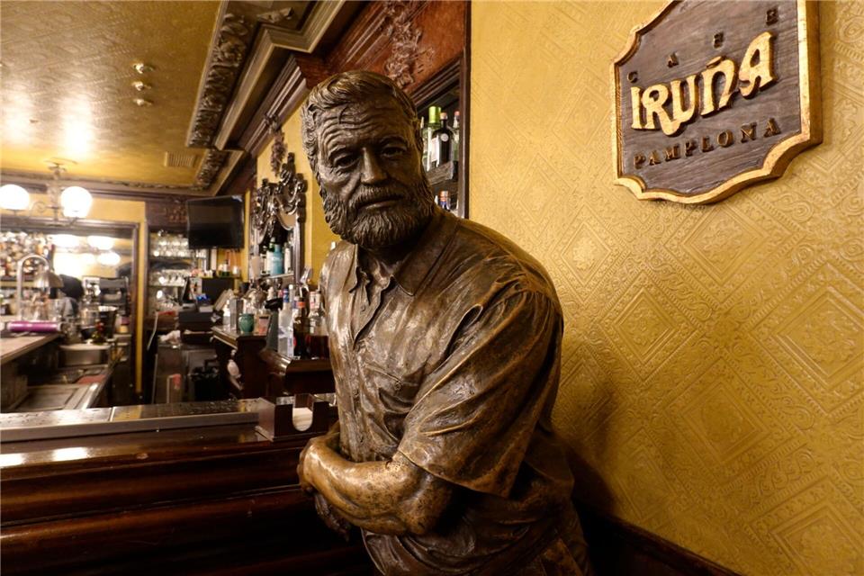 Als Figur allgegenwärtig: Hemingway-Bronze am Tresen des „Café Iruña“.Andreas Drouve/dpa-tmn