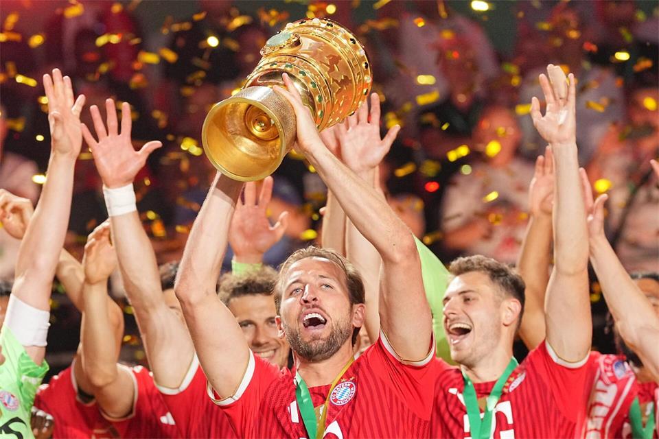Als Finalsieger wollen die Bayern auch am Ende der neuen Pokal-Saison jubeln. (Archivbild) Michael Kappeler/dpa