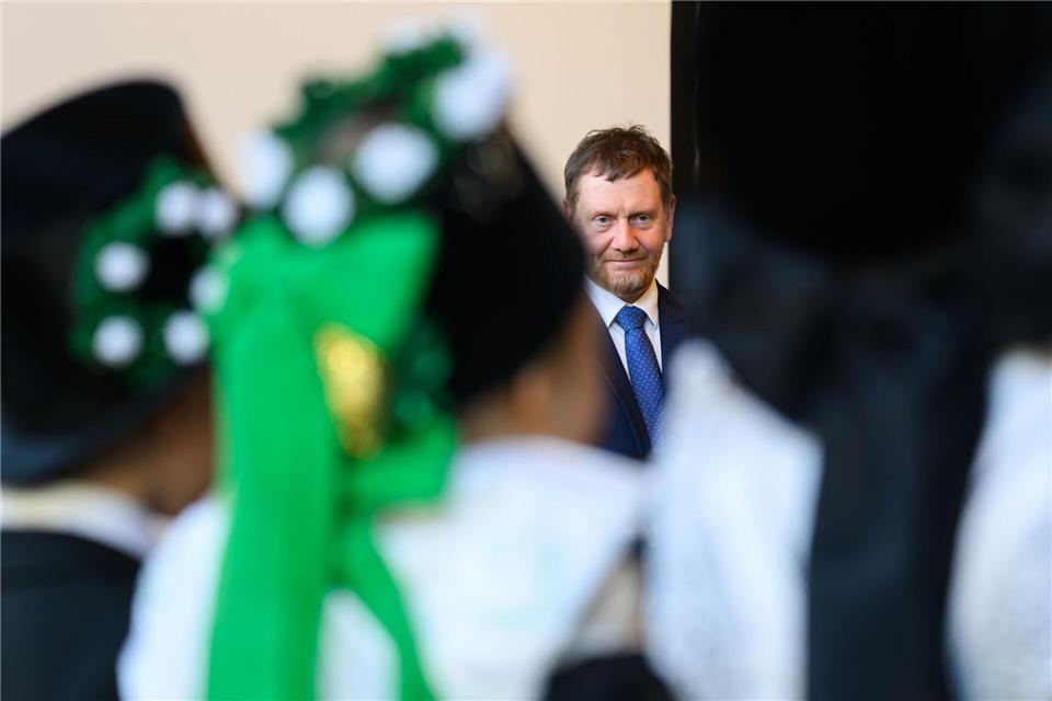 Als Hausherr begrüßte Regierungschef Michael Kretschmer (CDU) jetzt dazu Mädchen und Jungen aus der zweisprachigen Kindertagesstätte „Zum Wassermann“ in Räckelwitz.Robert Michael/dpa