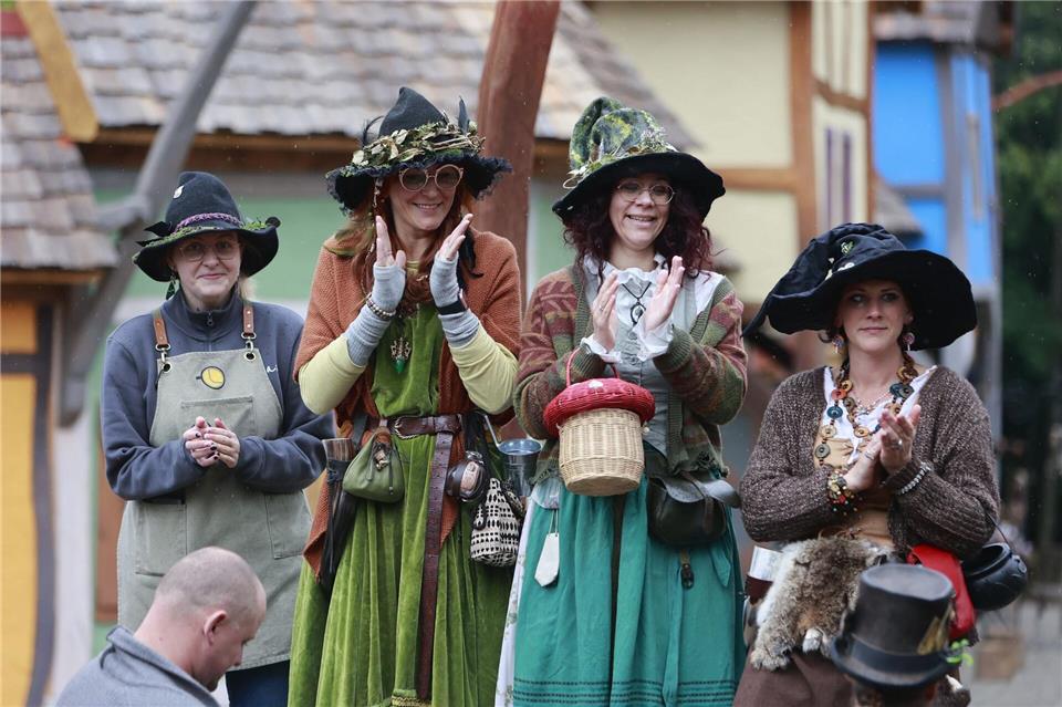 Als Hexen verkleidete Frauen zur Eröffnung eines neuen Hexendorfes auf dem Hexentanzplatz im Harz.Matthias Bein/dpa