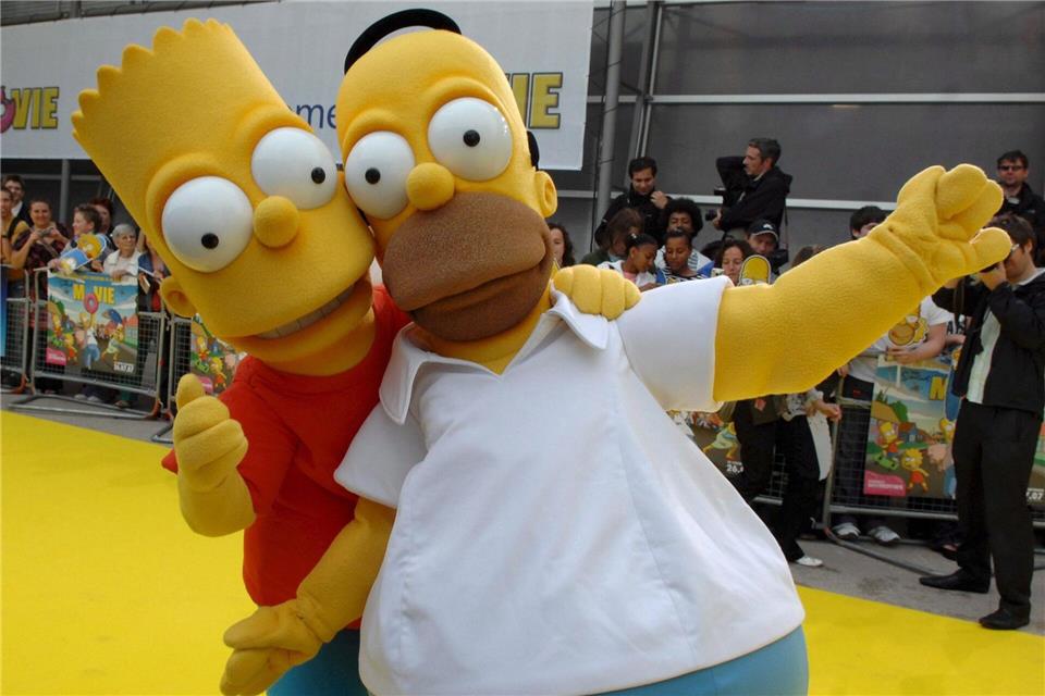 Als Homer und Bart Simpson verkleidete Schauspieler kommen 2007 in London zur Premiere des ersten Films „Die Simpsons“. (Archivbild)Daniel Deme/epa/dpa