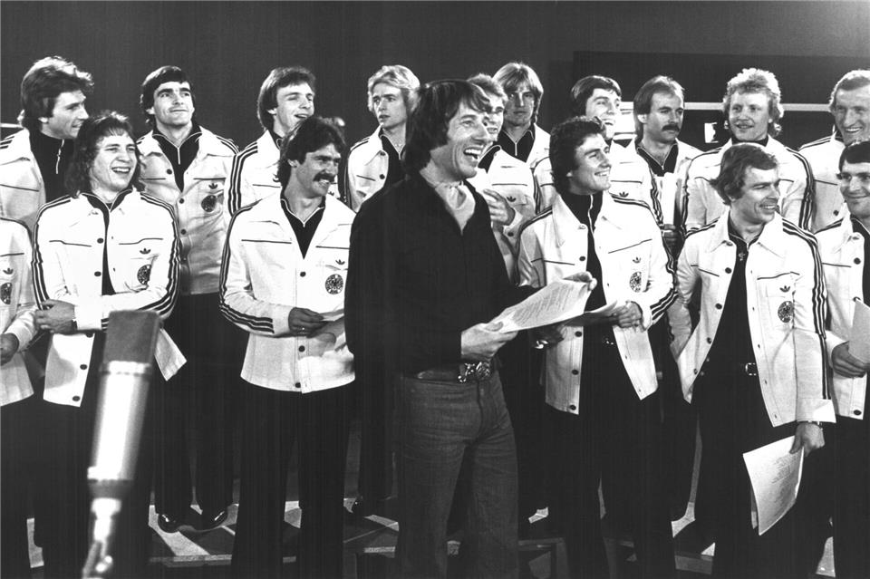 Als KI noch keine Rolle spielte, sangen die deutschen Fußballer wie hier 1978 mit Udo Jürgens noch selbst. (Archivbild) Roland Scheidemann/dpa