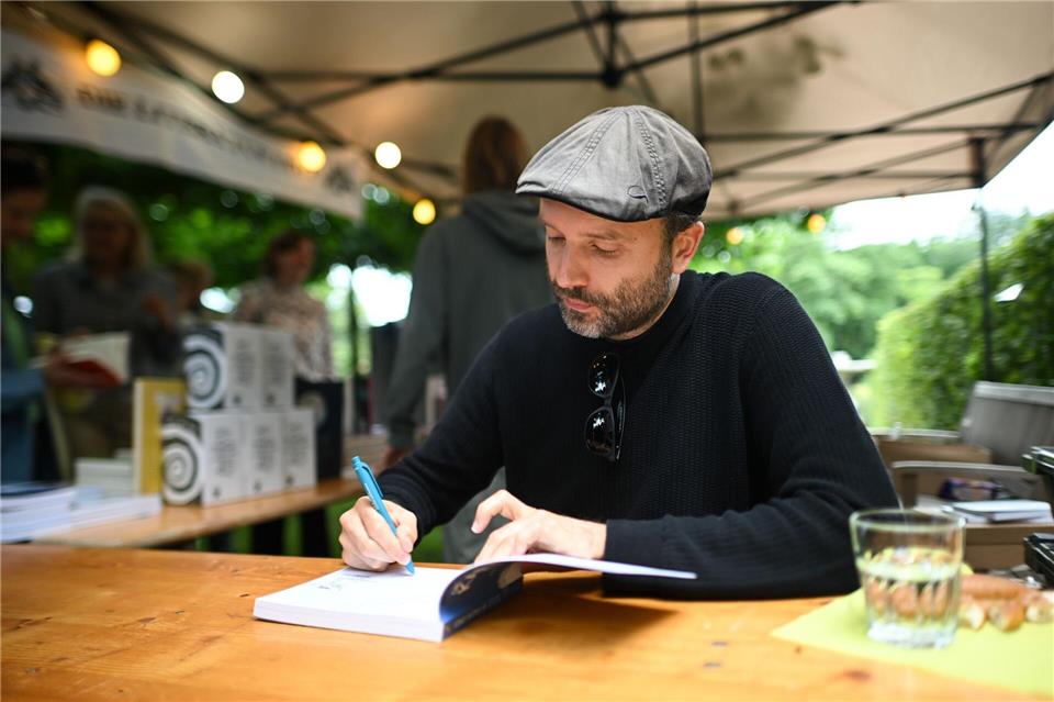 Bestseller-Autor Kling: Erster Soloauftritt war Ein-Euro-Job Als Kind lernte Marc-Uwe Kling über Geld, dass es meist knapp war, wie der Autor es heute schildert. (Archivbild) Sebastian Christoph Gollnow/dpa