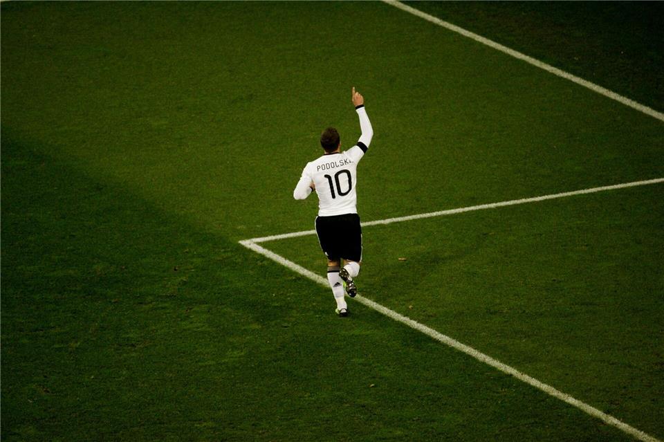 Als Lukas Podolski nach einem Torerfolg zum Himmel deutete. (Archivbild)picture alliance / dpa